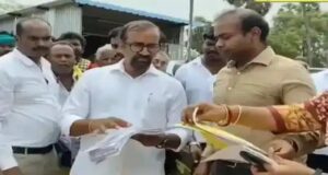 நெல் மூட்டைக்கு 60 ரூபாய் லஞ்சம்…? – கையும் களவுமாகப் பிடித்த அமைச்சர்…!